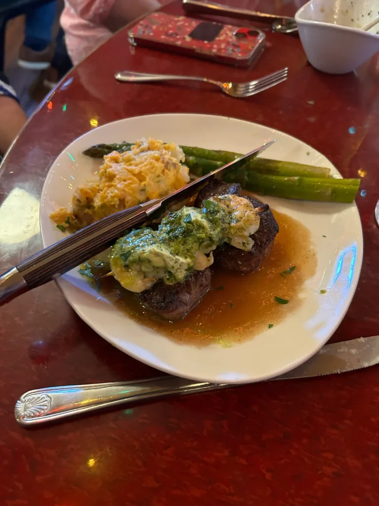 Bonge’s take on a New York Strip Steak, topped with a wonderful house-smoked shallot rosemary butter. The main dish also came with asparagus and cheesy potatoes. A juicy New York strip steak topped with rosemary butter, served with asparagus and cheesy potatoes at Bonge's Tavern Indiana.