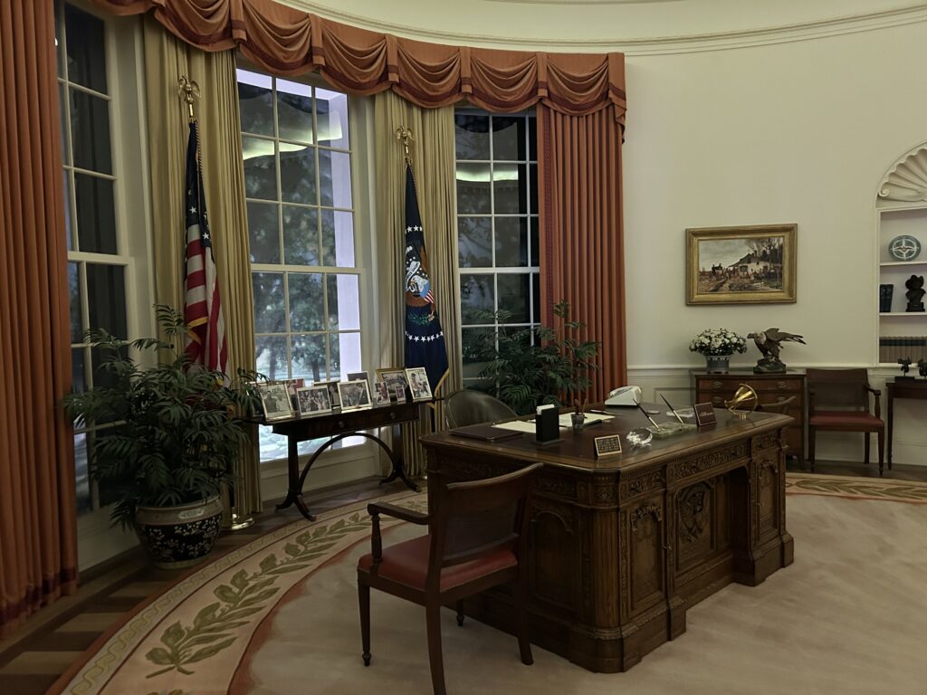 Replica of the Oval Office on display at the Reagan Presidential Museum A full-scale exact replica of the White House Oval Office on display at the Ronald Reagan Presidential Museum in California.