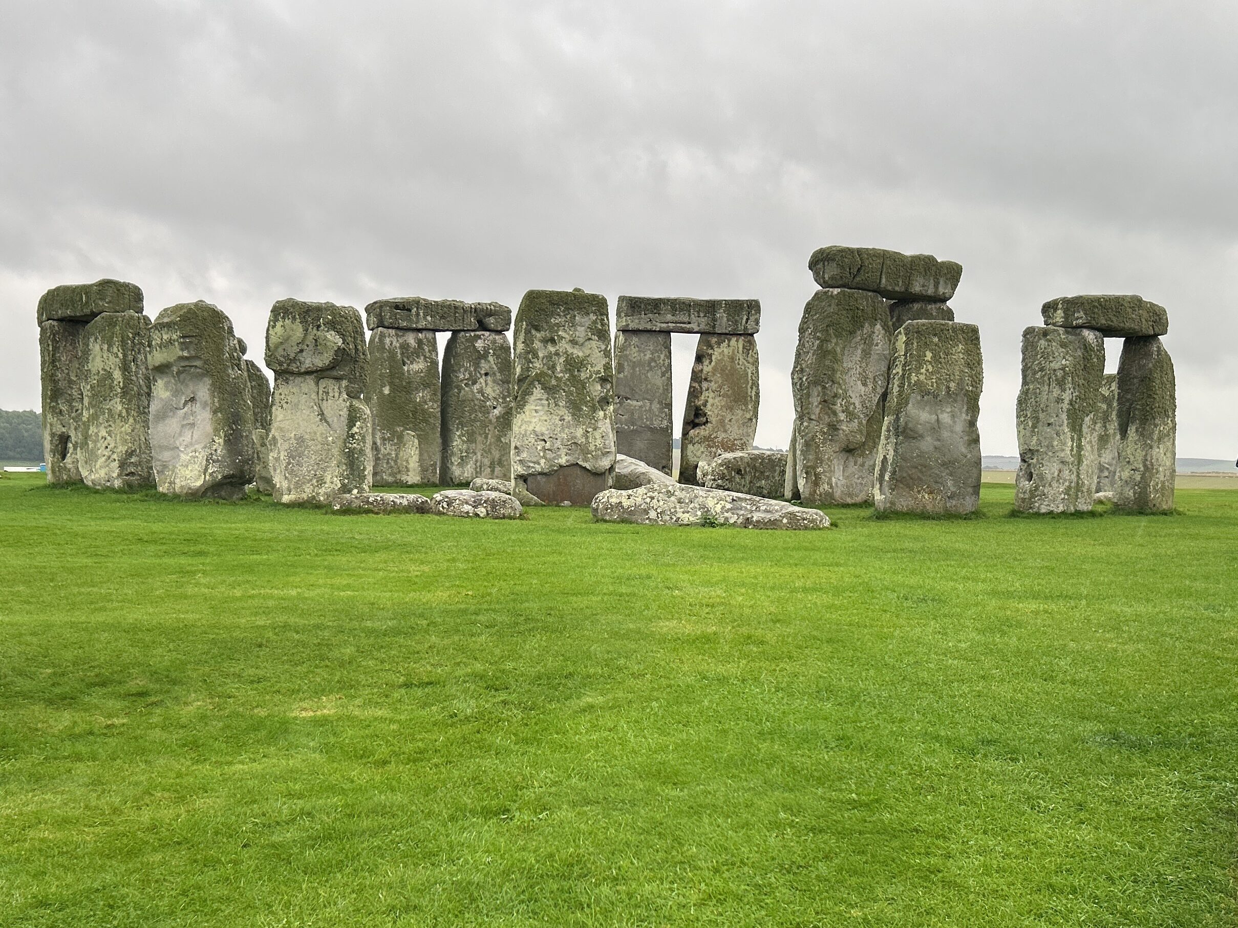 The world famous stone circles of Stonehenge are a quick stop for travelers on their way back to London from Southwest England or the Cotswold. The iconic prehistoric stone circle monument featured in our Stonehenge vacation itinerary planning guide.
