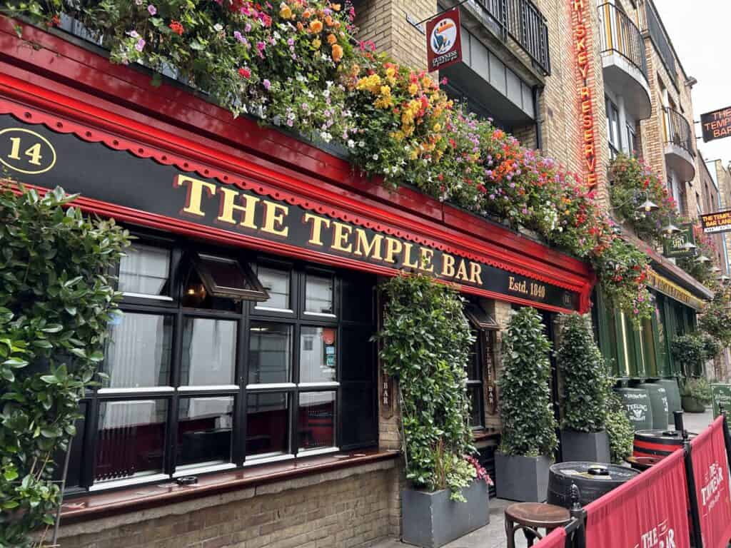 dublin ireland travel guide temple bar pub at dublin